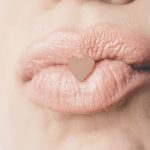 くすみのないプルプルの唇が簡単自宅ケアで実現。中高生もやっている方法とは?
