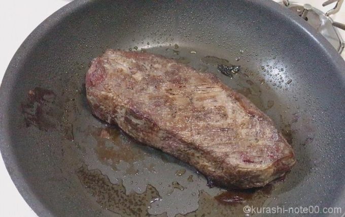 牛かたまり肉をフライパンで焼く