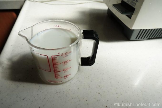 カップに入れた牛乳