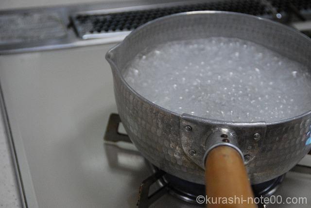 鍋に水を沸かす