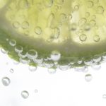 「炭酸水」が万能すぎる!飲んでよし!洗顔・洗髪よし!掃除にも使える活用術