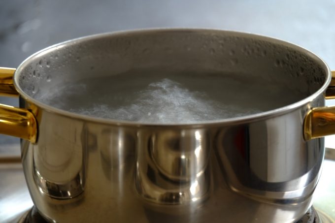 鍋に湯を沸騰させる