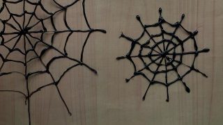 ハロウィンの蜘蛛の巣がグルーガンなら簡単！遊び心いっぱいの飾りもの
