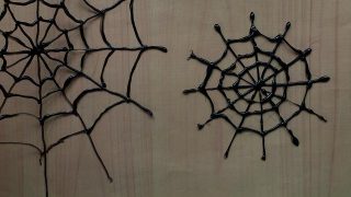 ハロウィンの蜘蛛の巣がグルーガンなら簡単!遊び心いっぱいの飾りもの
