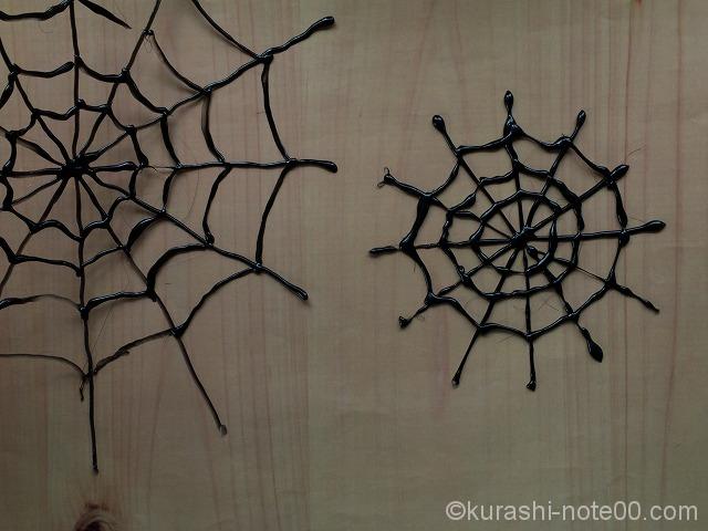 ハロウィンの蜘蛛の巣がグルーガンなら簡単 遊び心いっぱいの飾りもの 暮らしの音 Kurashi Note