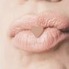 くすみのないプルプルの唇が簡単自宅ケアで実現。中高生もやっている方法とは？