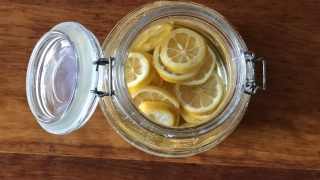 レモンと砂糖だけでできる「レモンシロップ」は簡単。漬けるだけ。