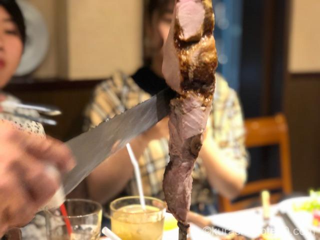 肉を切り分ける