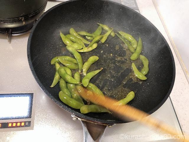 枝豆を炒める