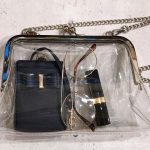 流行りのクリアバッグ。中身を隠すポーチ使いがおしゃれ。