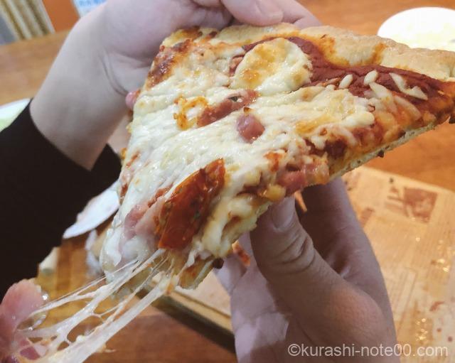 チーズが伸びるピザ