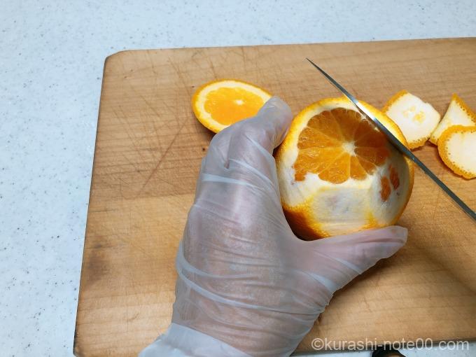 オレンジをカット