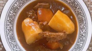 ビーフシチューをおいしく作る隠し味は赤ワイン、お肉を柔らかくするヨーグルトが決め手!
