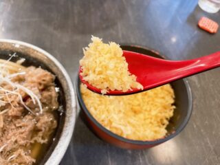 一人暮らしの学生さんはかけうどんを頼んで、天かす …