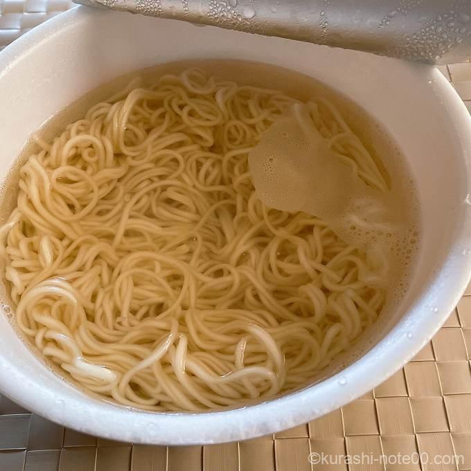 お湯を入れた一蘭のカップ麺