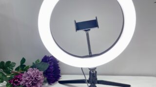 3COINS「LEDリングライトスマホスタンド」のレビュー。使い方にはコツがある…