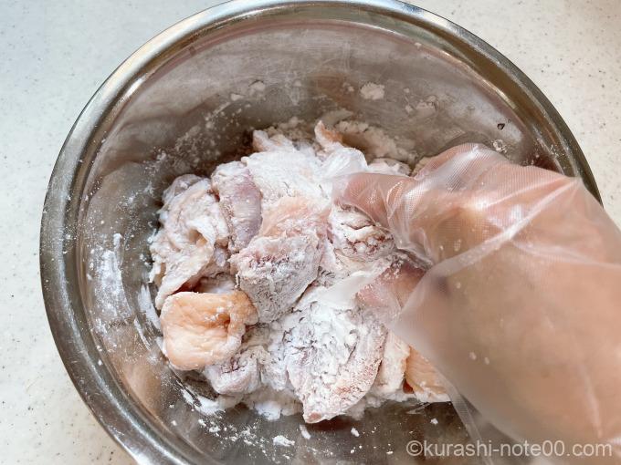 鶏もも肉に片栗粉をまぶす