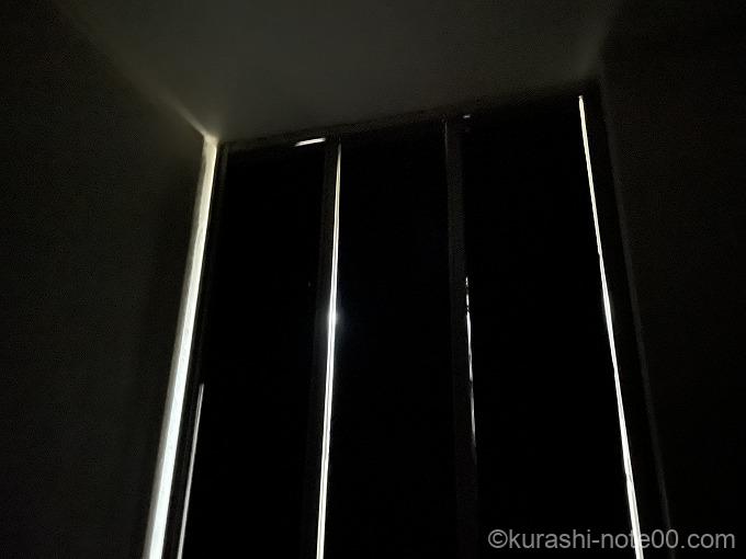 遮光シートを貼付け暗くした室内