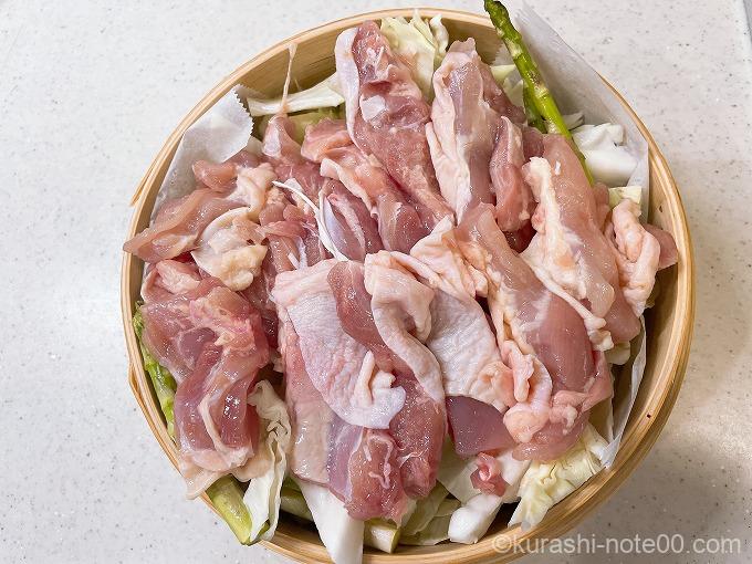 セイロで蒸す鶏肉