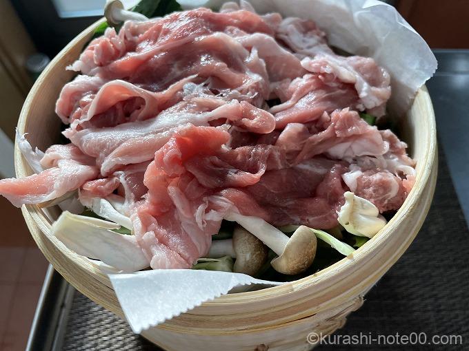 セイロに入れた豚肉