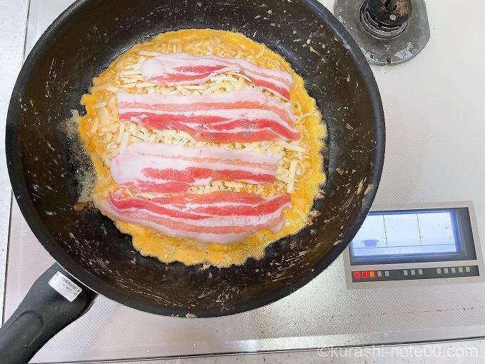 チーズと豚肉をトッピング