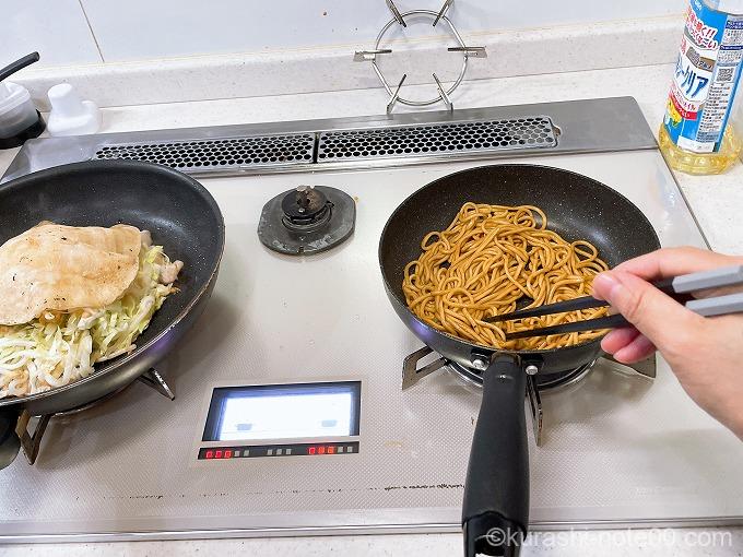 焼きそばを焼く