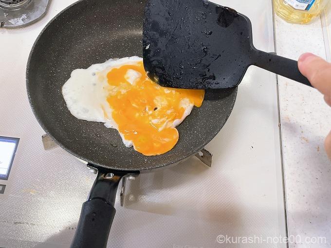 玉子を割り入れる