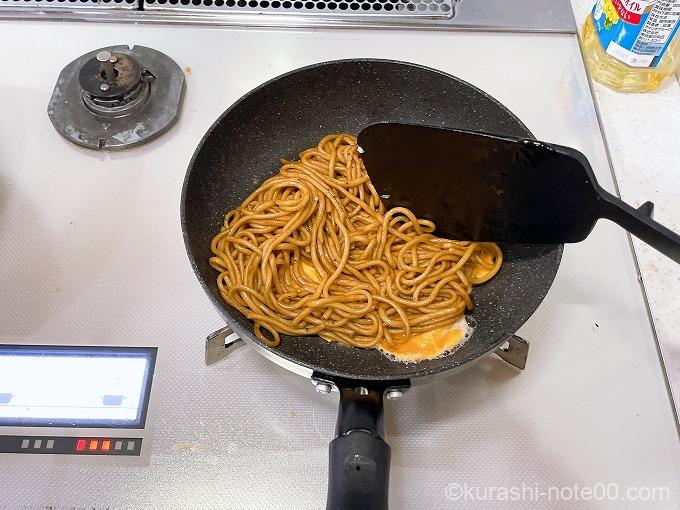 焼きそばを乗せる