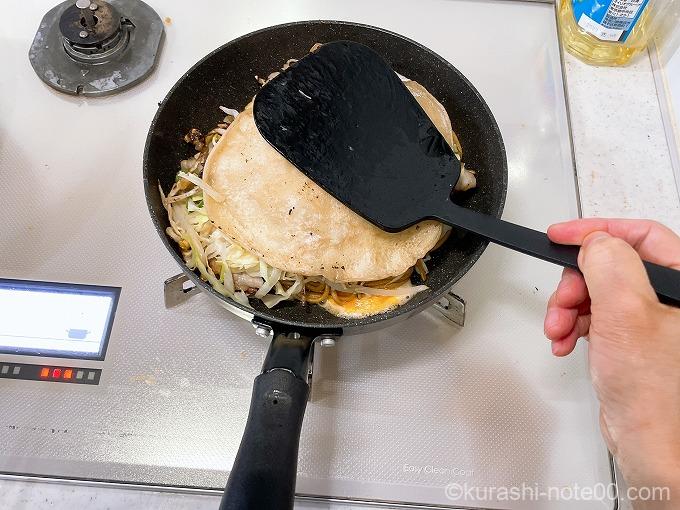 生地を押さえつける