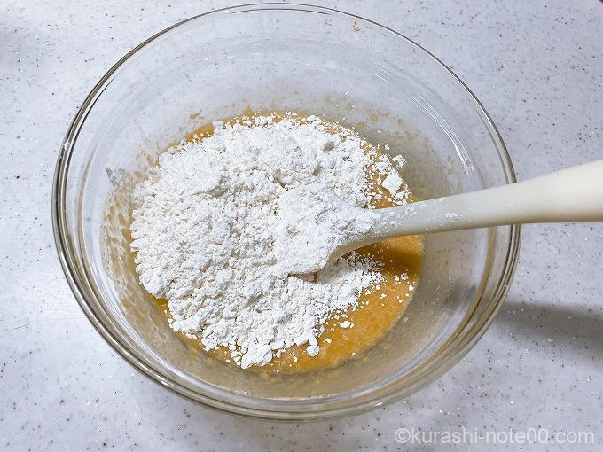 ホットケーキミックス粉を入れる