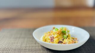 さつまいもと人参皮ごと美肌サラダ｜レンチンしてざっくり混ぜるだけ簡単！