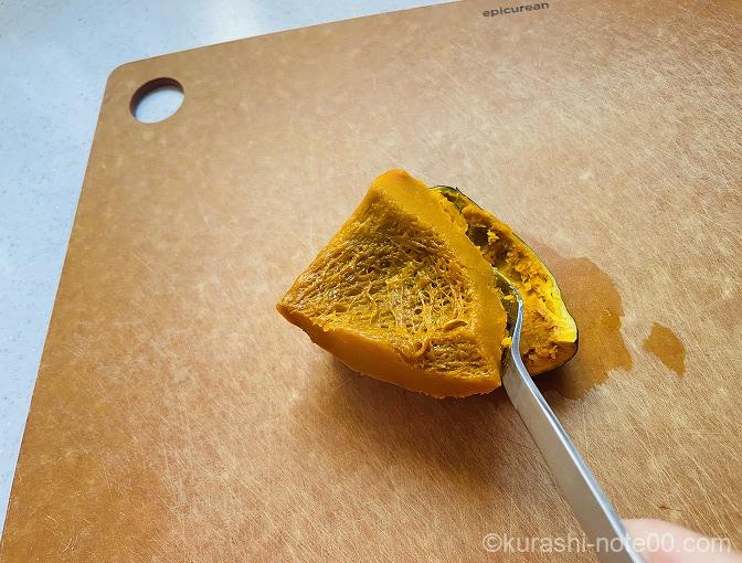 かぼちゃの皮をはぐ