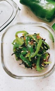 レンジで簡単！塩昆布ピーマン｜弁当のおかずにもあと１品欲しいときにも