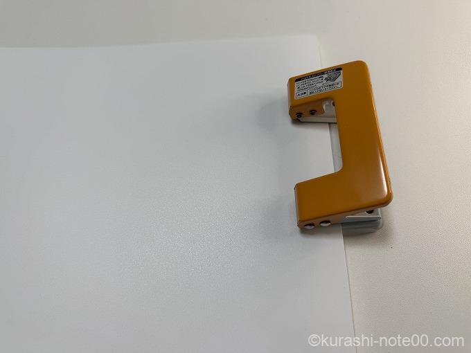 パンチで穴あけ