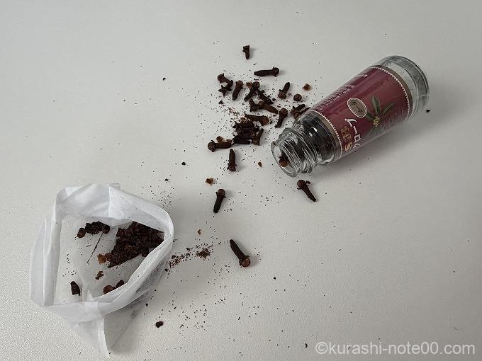 クローブをお茶パックに詰める