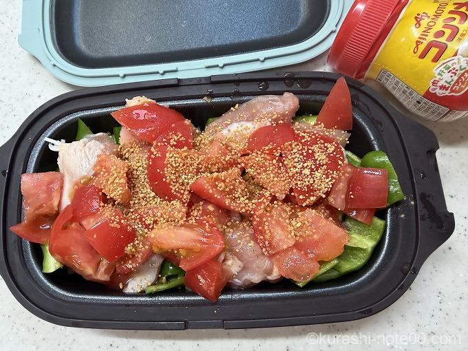 トマトを乗せる